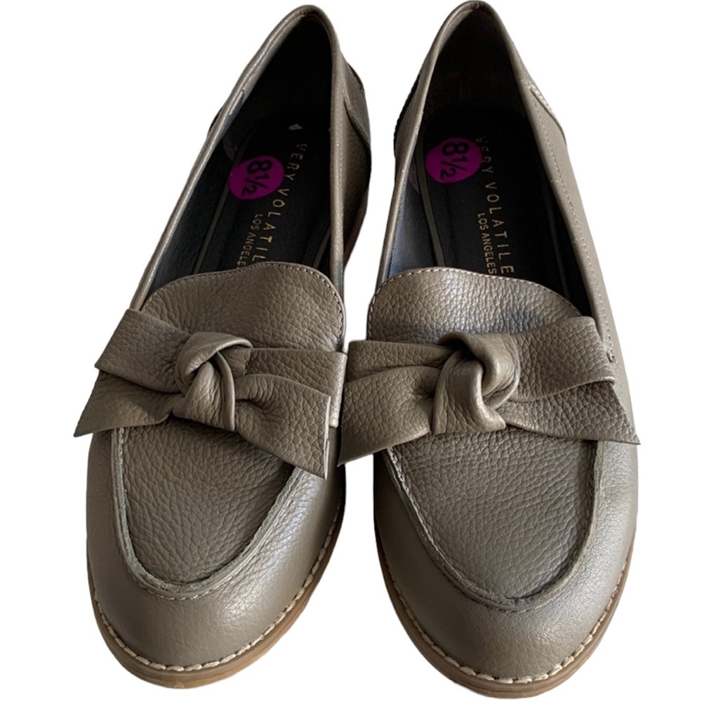 Very volatile leather bow front loafer taupe gray size 9 office comfy
